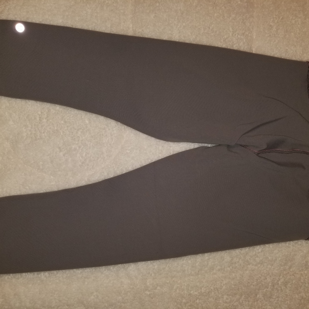Lululemon Reversible Crop 6 - Picture 2 of 5